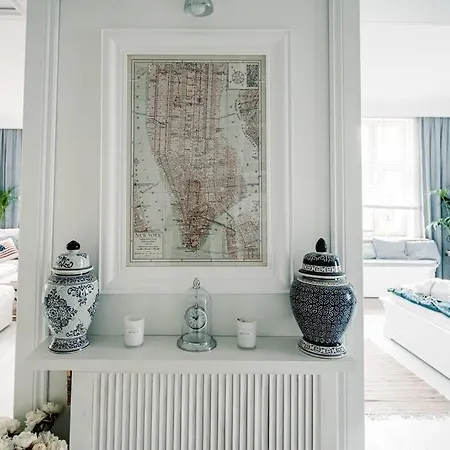 Hamptons Apartment *